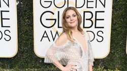 Video Viral Drew Barrymore Main Hujan Bikin Heboh