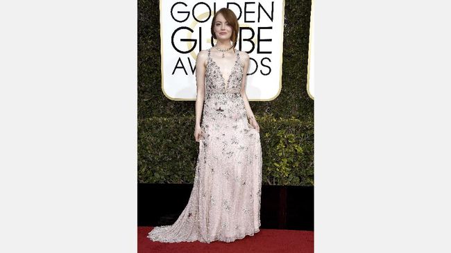 Emma Stone yang datang bersama adiknya di Golden Globe 2017 terlihat cantik dengan balutan busana dari Valentino.