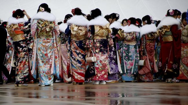 Ribuan orang di Festival Hodare Jepang beramai-ramai berusaha menyentuh 'alat kelamin pria' itu supaya mendapat keberuntungan di masa mendatang.