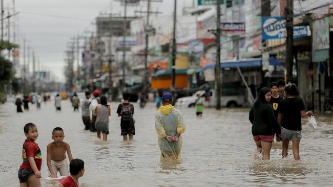 Departemen Mitigasi dan Pencegahan Bencana Thailand melaporkan, lebih dari satu juta warga terkena dampak dari banjir terbesar selama 50 tahun tersebut.