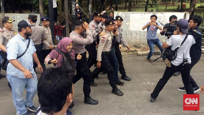 Pria yang diamankan itu belum bisa dimintai keterangan karena diduga masih berada di bawah pengaruh minuman keras.