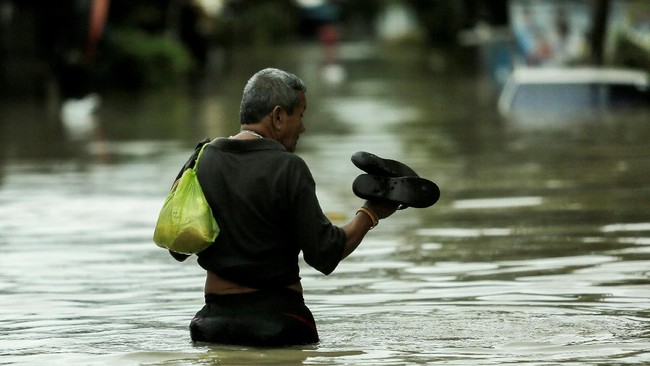 Banjir dan longsor yang dipicu hujan lebat menerjang sebagian besar wilayah Nepal selama akhir pekan ini, menewaskan sedikitnya 30 orang.