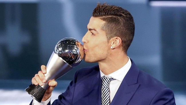 Cristiano Ronaldo sukses menyabet gelar Pemain Terbaik FIFA 2016 menyingkirkan dua unggulan lainnya; Lionel Messi dan Antoine Griezmann.