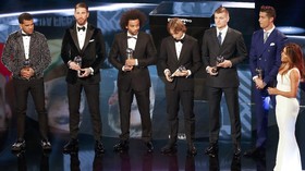 Dani Alves Kecewa Barca Absen di The Best FIFA 2016