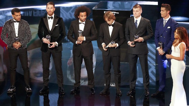 Dani Alves kecewa dengan sikap Barcelona, terlebih bek asal Brasil itu harus satu panggung dengan sejumlah pemain Madrid yang memenangi FIFA FIFPro World 11.