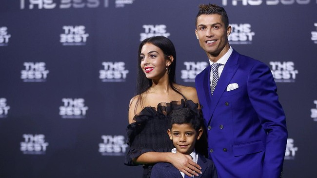 Cristiano Ronaldo untuk kali pertama muncul di depan publik bersama seorang kekasih sejak putus dari supermodel asal Rusia, Irina Shayk, pada Januari 2015.