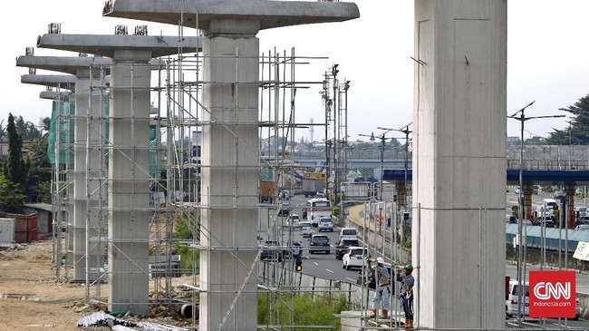 Menteri BUMN Rini Soemarno menyebut ada beberapa BUMN yang bersedia menerbitkan instrumen investasi untuk mendanai proyek LRT.