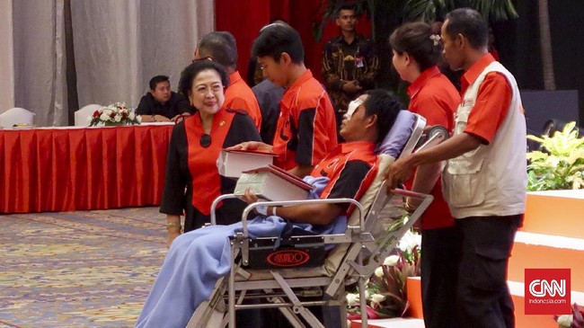 Widodo, kader PDIP yang dikeroyok itu ikut hadir dalam perayaan ulang tahun partai ke-44. Widodo hadir dengan bantuan alat dari rumah sakit.
