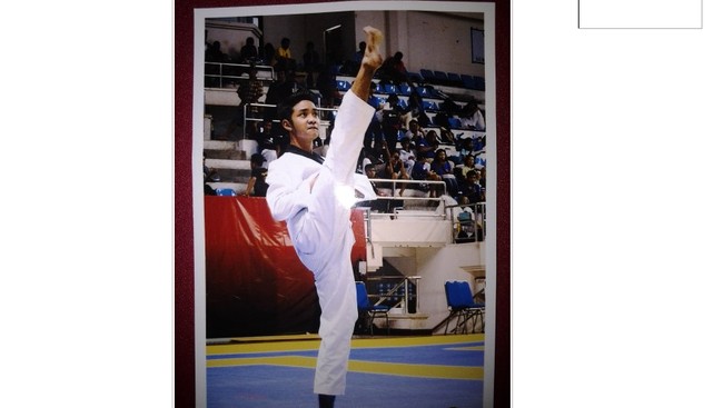 Cerita tentang atlet dan pelatih taekwondo yang mengalami tunarungu. Keterbatasan tak membuatnya lemah tapi terus berprestasi.