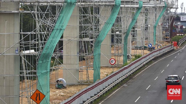 Pihak Jasa Marga juga akan menyingkirkan pagar penghalang yang membatasi proyek pembangunan di ruas jalan tol. Tujuannya agar tidak terjadi kemacetan.