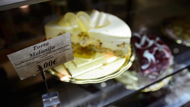 Istri Donald Trump, Melania, berasal dari Slovenia. Kini, namanya dijadikan menu kue dan merek sandal kamar di sana.