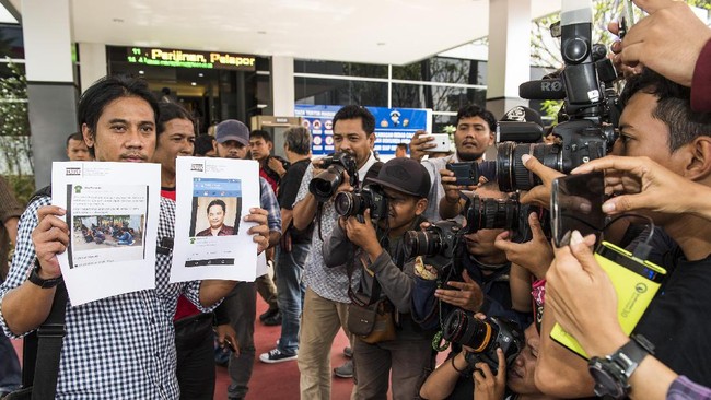 Pemilik akun Facebook Eka Prasetia mengunggah foto para fotografer dengan menyebut mereka sebagai tim cyber/buzzer.
