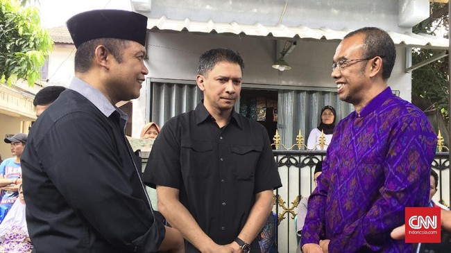 Gatot Dewa Broto mewakili Kemenpora RI dan Wakil Ketua Umum PSSI Iwan Budianto menyampaikan pesan terakhir untuk mendiang Achmad Kurniawan di rumah duka.