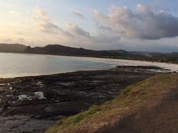 7,2 Ton Sampah Kiriman Diangkut dari Pantai Tanjung Aan Mandalika