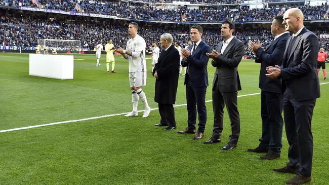 Kekesalan Ronaldo muncul setelah Michael Owen mengejeknya melalui Twitter. Owen mengomentari tubuh gemuk legenda timnas Brasil itu.