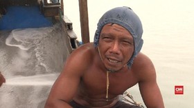Menyelam demi Timah untuk Bahan Baku Ponsel Pintar