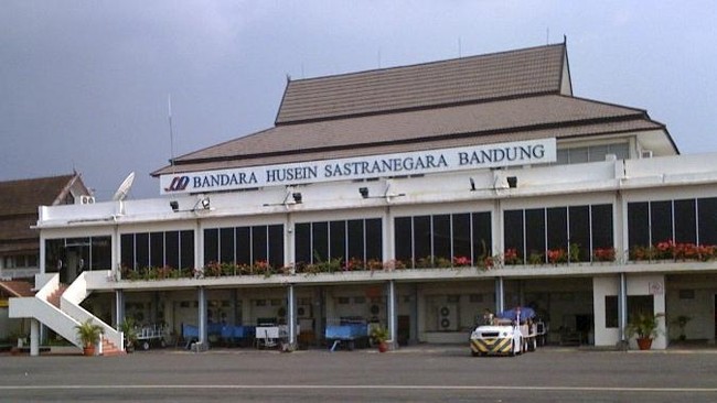 Bandara Husein Sastranegara, Bandung, Jawa Barat kembali melayani penerbangan komersial bagi masyarakat luas mulai Jumat (29/12) besok.