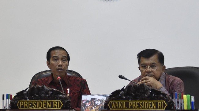 Perbincangan santai dan guyonan sempat dilemparkan Presiden Jokowi dan Wapres Jusuf Kalla sebelum membayar zakat di Istana Negara pada hari ini.
