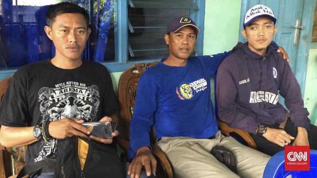 Belasan Aremania datang ke rumah duka untuk memberikan penghormatan terakhir bagi kiper Arema FC, Achmad Kurniawan, yang dimakamkan hari ini.