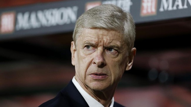 Manajer Arsenal, Arsene Wenger, memutuskan untuk menerima dengan pasrah sanksi dari FA terkait aksi tak profesionalnya dalam laga melawan Burnley pekan lalu.