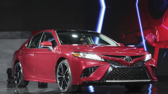Selalu tampil elegan, kini Camry terbaru dibuat lebih sporty dan gahar seperti yang dipamerkan di NAIAS 2017 di Detroit, AS dan mulai dipasarkan pada 2018.