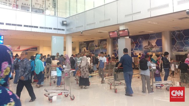 Keluarga penumpang Lion Air JT-610 rute Jakarta-Pangkalpinang memadati Bandara Depati Amir, Pangkalpinang. Pesawat diduga jatuh di Tanjung Karawang.