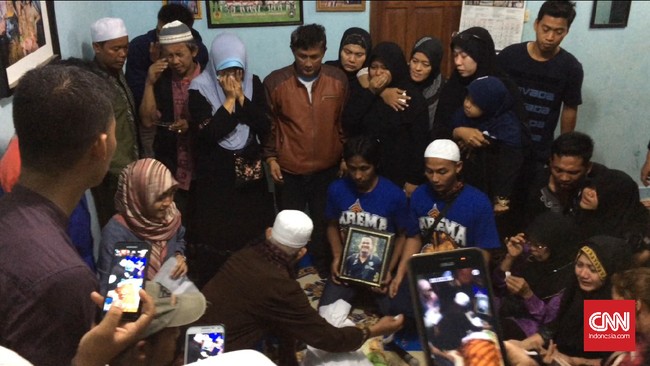 Lantunan doa dari ratusan pelayat menyambut kedatangan jenazah Achmad Kurniawan di rumah duka. Jenazah akan segera dimakamkan sore ini.