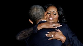 Michelle Obama Unggah Foto Romantis Pesta Nikah Perak