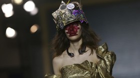 Alat Kelamin Pria Berubah Modis di Panggung Vivienne Westwood