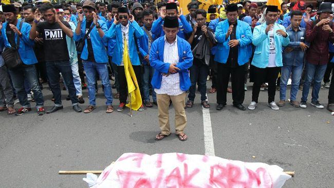 IMM Serukan Salat Gaib untuk Mahasiswa Tewas di Kendari Ikatan Mahasiswa Muhammadiyah (IMM) merespons meninggalnya Immawan Randi saat unjuk rasa di Kendari. Seluruh kader IMM diimbau salat gaib dan bakar lilin.