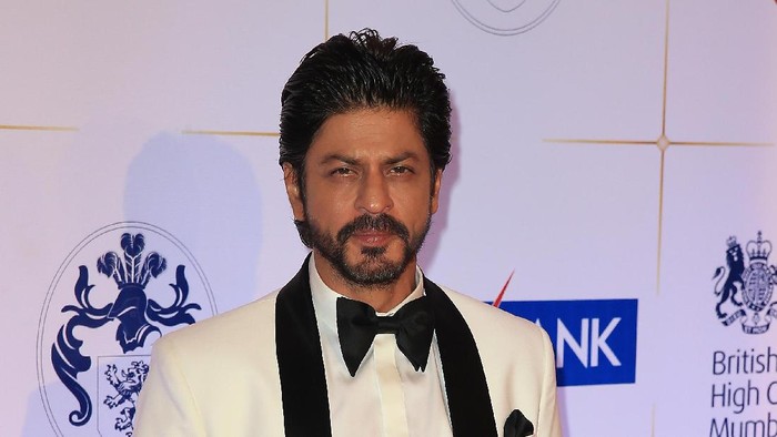 MUMBAI, INDIA - APRIL 10:  Shah Rukh Khan arrives for a Bollywood Inspired Charity Gala at the Taj Mahal Palace Hotel during the royal visit to India and Bhutan on April 10, 2016 in Mumbai, India.  (Photo by Chris Jackson/Getty Images)