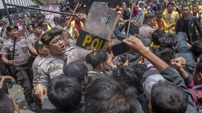 Polisi berdalih aksi bentrok yang berujung pemukulan terhadap demonstran mahasiswa Universitas Pakuan Bogor karena aksi menutup jalan tol Jakarta-Bogor.