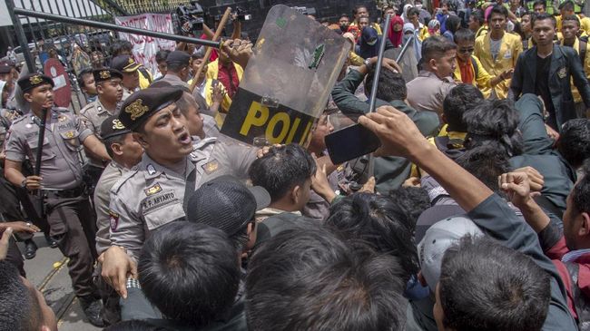 Pukul Mahasiswa di Bogor, Polisi Sebut Ada Aksi Tutup Tol Polisi berdalih aksi bentrok yang berujung pemukulan terhadap demonstran mahasiswa Universitas Pakuan Bogor karena aksi menutup jalan tol Jakarta-Bogor.