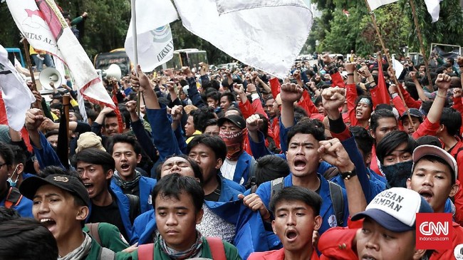 Massa BEM Seluruh Indonesia menyatakan akan tetap bertahan di Jalan Medan Merdeka Barat, Jakarta, hingga semua tuntutannya diterima oleh Presiden Joko Widodo.