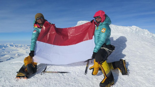 Dua pendaki wanita dari tim Wissemu berhasil mengibarkan bendera Merah Putih di puncak gunung tertinggi Benua Antartika, Vinson Massif.