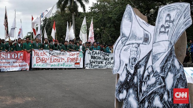 Ratusan mahasiswa dari berbagai universitas di Jabodetabek mulai bergerak ke arah Istana Merdeka untuk menyuarakan tuntutannya.