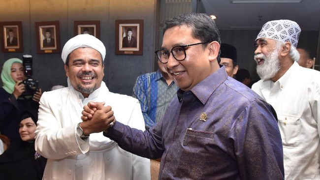 Fadli Zon dan Rizieq Shihab menghabiskan malam di sebuah restoran kawasan Mekah sambil menyantap Nasi Mandhi.