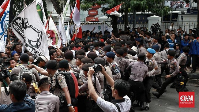 Bentrok terjadi setelah sejumlah mahasiswa menerobos barikade aparat untuk menuju Istana Negara. Polisi menyiapkan 10 personel bersenjata gas air mata.