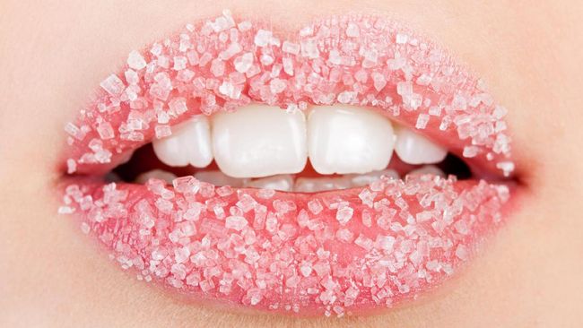 Lipstik memang bisa membuat tampilan perempuan jadi cantik, namun di sisi lain, lipstik ternyata juga bisa membuat bibir jadi kasar dan hitam.
