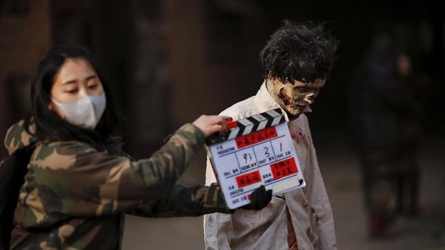 Pemeran pengganti untuk serial 'MacGyver' dilaporkan mengalami cedera serius karena kecelakaan saat adegan berpindah dari satu kendaraan ke kendaraan lain.