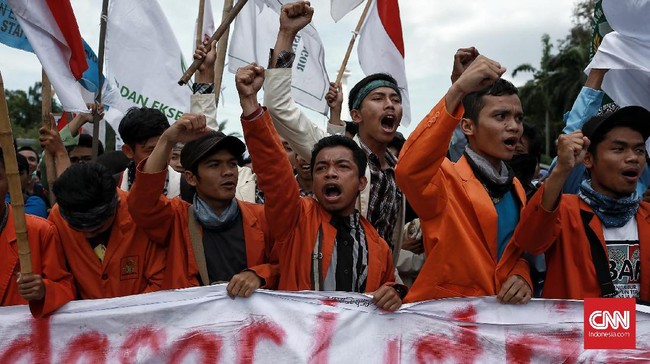 Presiden Joko Widodo diminta memenuhi tuntutan aksi terkait turunkan kenaikan tarif PNBP Polri dan tarif listrik golongan 900 VA.