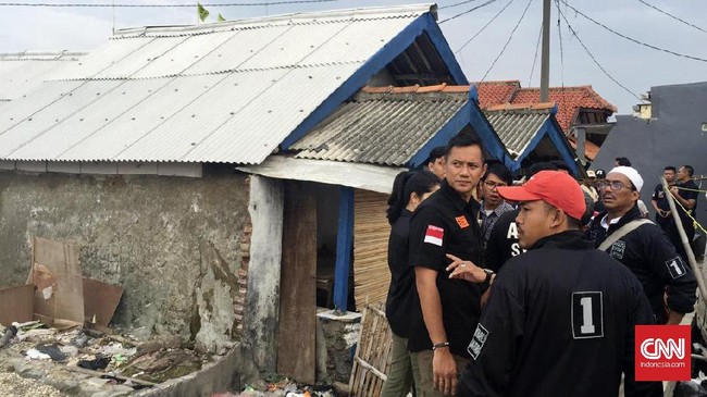Agus memiliki sejumlah program kesejahteraan sosial, salah satunya adalah program bantuan langsung tunai untuk warga miskin dan lanjut usia.
