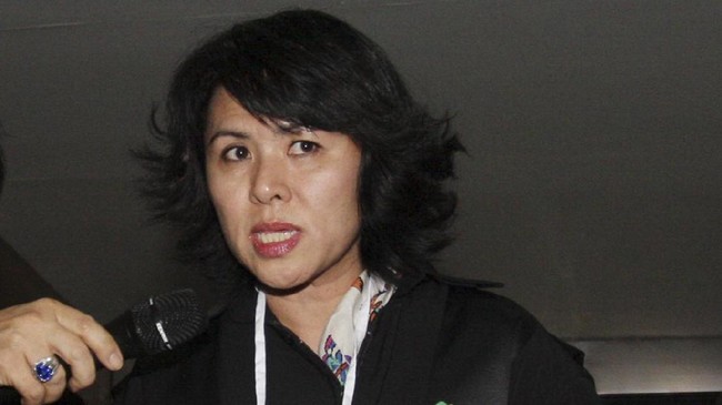 Veronica Tan dan Julianto Tio disebut pernah bertemu di Singapura pada November 2017. Perselengkuhan Veronica dan Tio, menurut Fifi, berlangsung tujuh tahun.