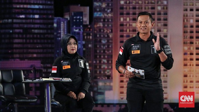 Juru bicara tim pemenangan Agus-Sylvi juga mempertanyakan keputusan KPU DKI Jakarta menggunakan dua moderator, Tina Talisa dan Eko Prasojo.