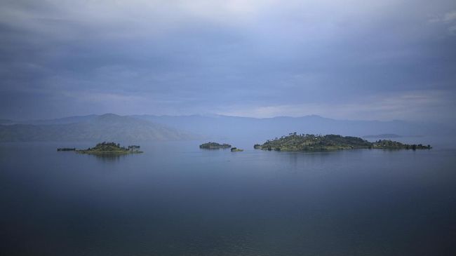 Tak hanya karena virus flu, Suku Sentinel juga terancam punah karena perkembangan industri wisata di pulau sekitarnya.