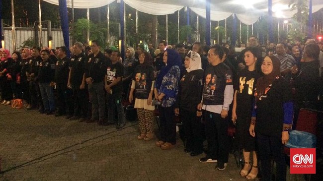 Nonton bareng yang digelar relawan pasangan Anies-Sandi mendatangkan pedagang UKM untuk melayani peserta nobar sekitar 200 orang.