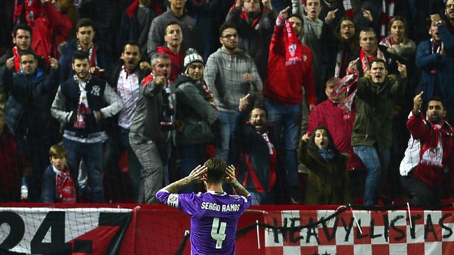 Sergio Ramos heran dengan perlakuan suporter Sevilla terhadap dirinya pada leg kedua babak 16 besar Piala Raja di Ramon Sanchez Pizjuan.