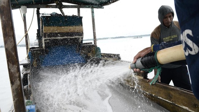Walhi Bangka Belitung memaparkan provinsi itu mengalami krisis lahan sebesar 340.000 hektar dalam 10 tahun terakhir. Kebijakan moratorium menjadi mendesak.