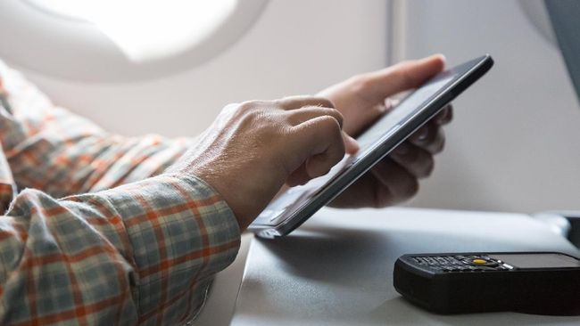JetBlue, menjadi maskapai pertama di Amerika Serikat yang memberikan fasilitas 'Fly-Fi' alias layanan internet nirkabel secara cuma-cuma.