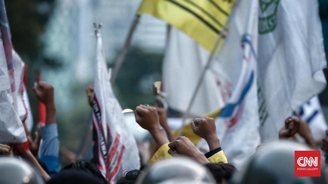 Lima orang pengurus BEM mengikuti rapat kegiatan dan pembuatan poster"Garudaku Kafir". Mereka menyepakati kegiatan yang menuai kecaman publik itu.